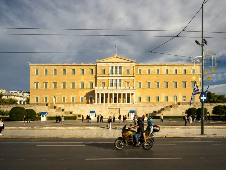 Athens Airport to Syntagma: Your Complete Guide (Metro, Bus, Taxi & Transfers)