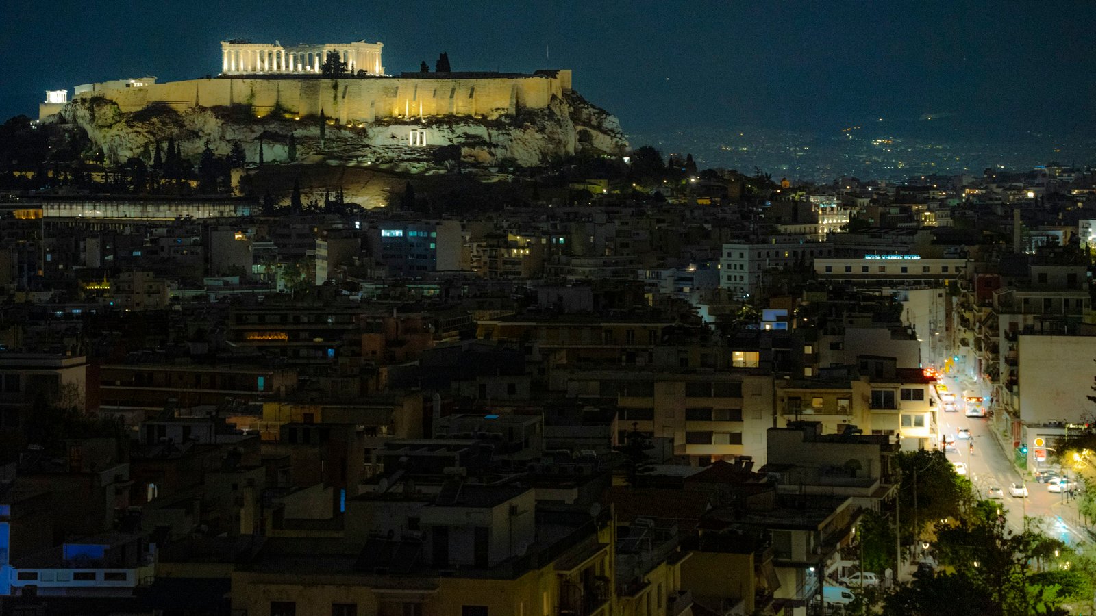 Athens airport transfer to Hilton Athens — Acropolis illuminated at night above the city